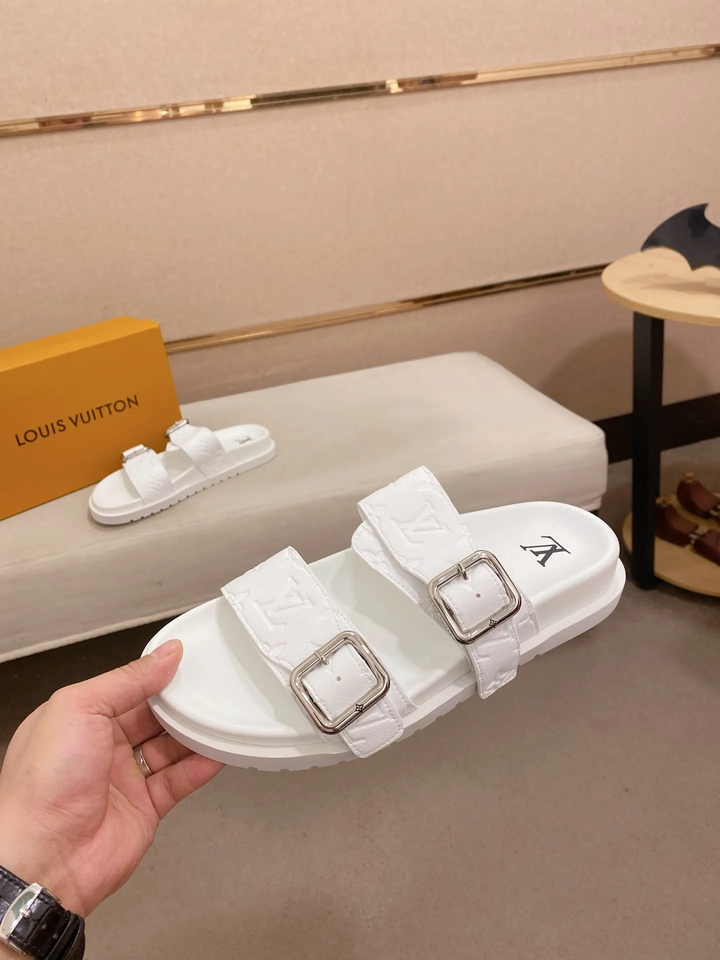 Factory price: 340💰Made by LV🔍Top purchasing agent, synchronized with men's spring and summer slippers counters. The uppers are made of cowhide imported from Italy, with logo graphics and high-quality craftsmanship. Soles: original soles specially provided by the original factory. Exclusive molded soles are super comfortable. Original factory follow-up orders. High quality. You can enter and exit the counter at will. Welcome to compare. Code number is 38-44.